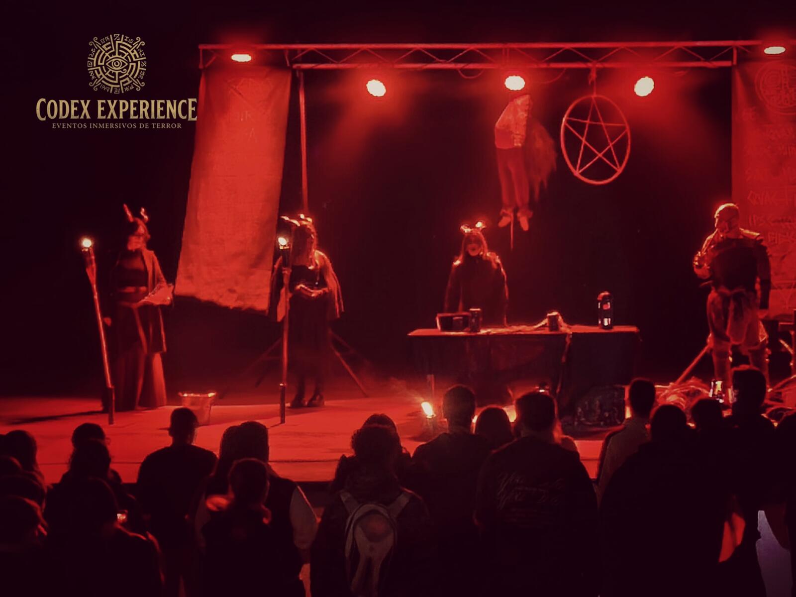 Escena teatral en vivo ante el público durante un evento de Codex Experience